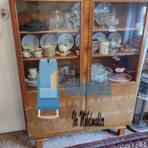 Glasvitrine ohne Inhalt