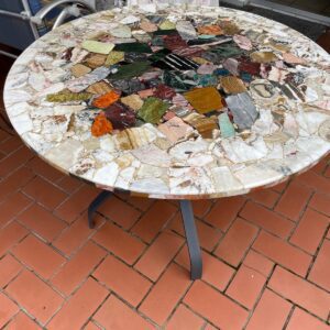 Tisch aus Halbedelsteinen