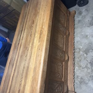 Massiver Holztisch