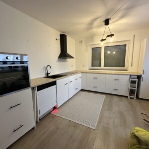 Küche von Ikea mit allen Geräten