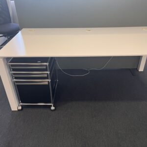 40 Bürotische in höchster Qualität und Zustand