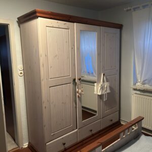 Kleiderschrank