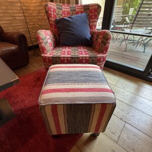 Zwei sofa hocker