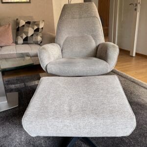 Sessel mit Hocker