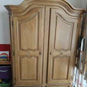 Holzschrank massiv mit viel Stauraum gebraucht