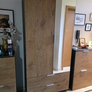Garderobenschrank und Kommode