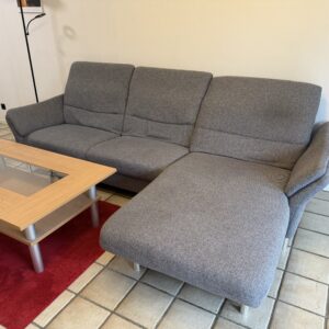 Moderne Couch mit elektrisch verstellbarer Liegefläche