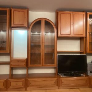 Wohnzimmer, Esszimmer (Sideboard mit 6 Stühlen) und Standuhr in Kirsche
