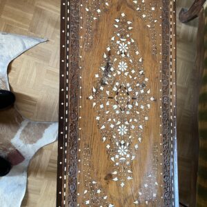 Tisch mit Perlmuteinlagen