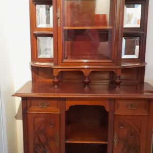 Herrenzimmerschrank mit kunstvollen Schnitzereien