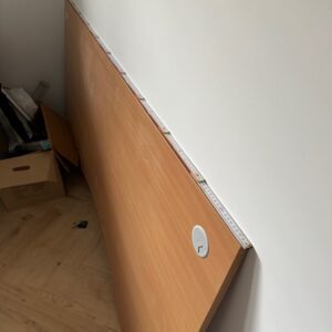 Wegen Scheidung und Umzug in eine kleinere Wochnunug ist der Schreibtisch abzugeben. Zustand sehr gut