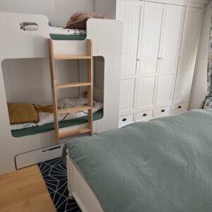 Stockbett und Kleiderschrank