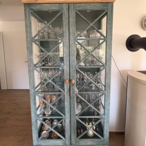 Stilvolle Landhaus Vitrine in Grün