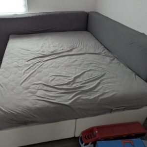 Bett mit Stauraum