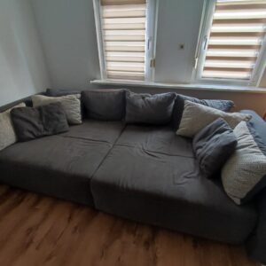 Großes Sofa mit viel Liegefläche