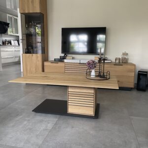 Wohnkombination mit Vitrine, TV-Teil und Couchtisch