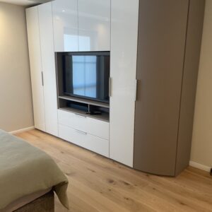 Kleiderschrank mit TV-Element