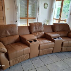 3-Sitzer-Leder-Kinosofa und passender Ledersessel in hellbraun