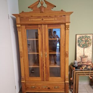 100 jähriger Vitrinen Schrank