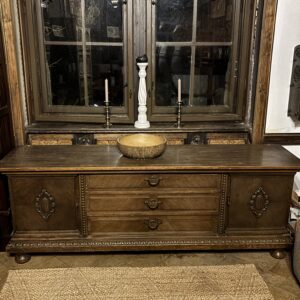 Antike Holzkommode / Sideboard mit Schnitzereien