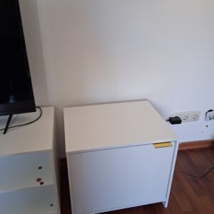 Das Fernsehtisch ist zu verkaufen