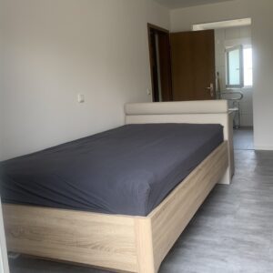 Bett mit Motorrahmen