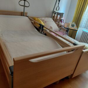 Zwei Elektrische Pflegebetten top in Ordnung