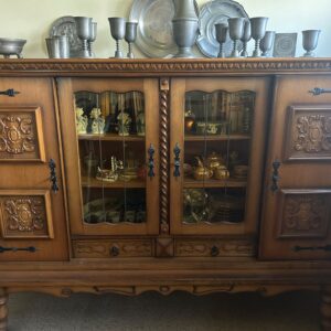 Alter Schrank mit Metall Beschlag