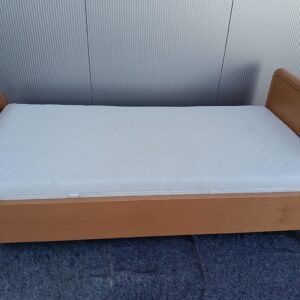 Bett mit elektr. Lattenrost und Nachtkästchen