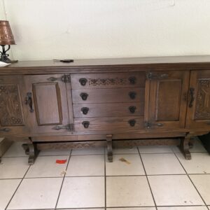 Anrichte im bäuerlichen Stil