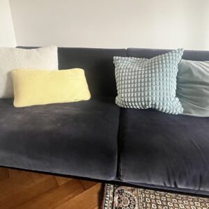 Bolia Design Sofa mit passendem Fußhocker in Samt