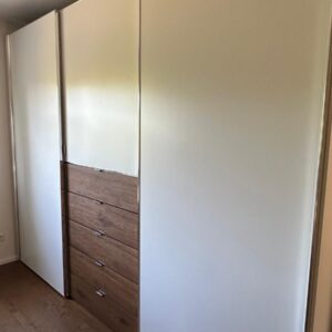 Schwebetürenschrank Weiß mit Wildeiche 298/240/68 cm mit Dämpfern und Glasfachboden für TV.