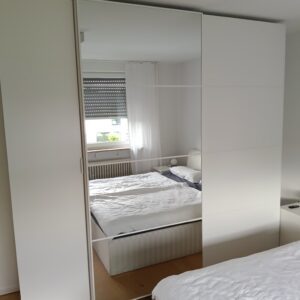 Neuwertiger weißer Schlafzimmerschrank Ikea